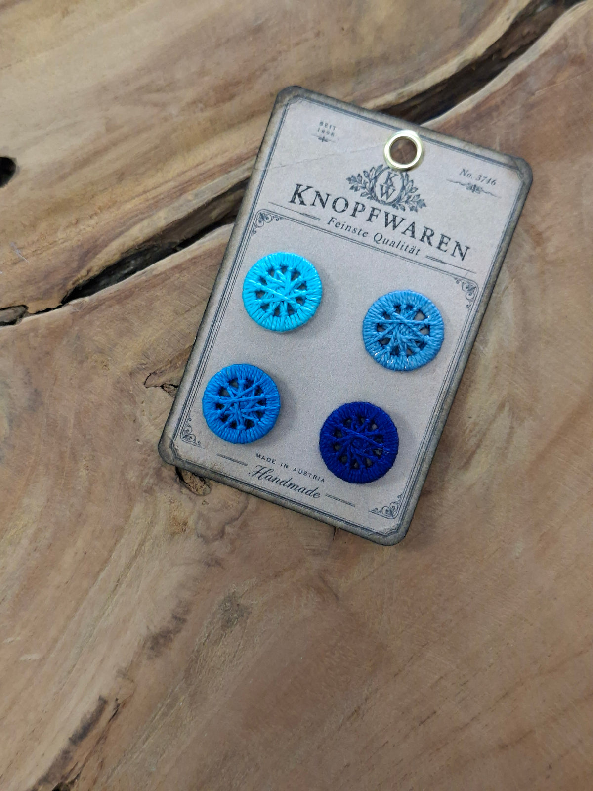 Handgearbeitete Zwirnknopf Button Card