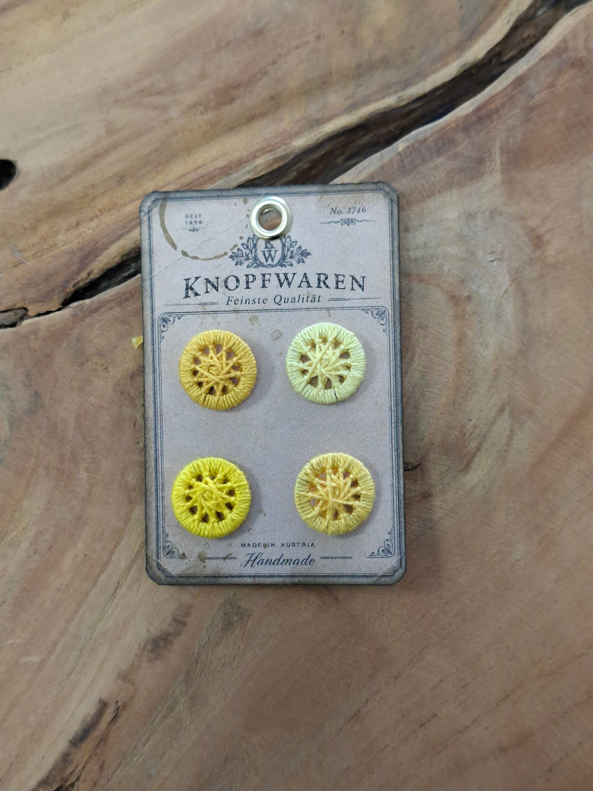 Handgearbeitete Zwirnknopf Button Card